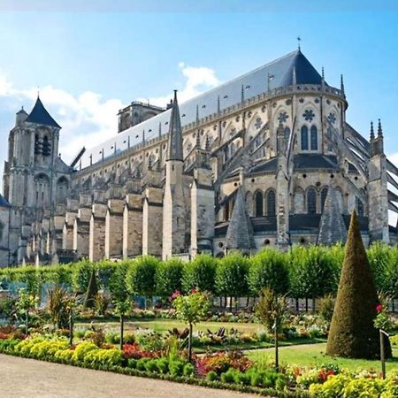 Calme Et Au Coeur Du Centre Historique Apartment Бурж Екстериор снимка