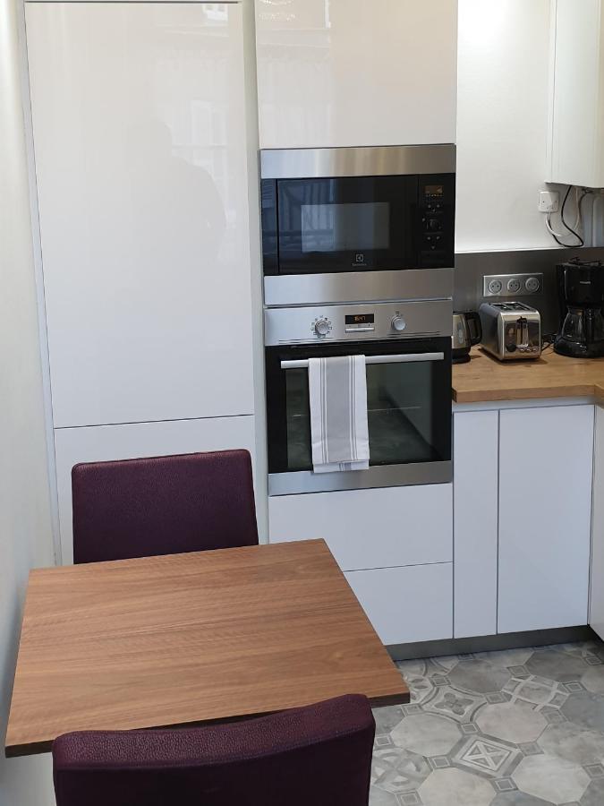 Calme Et Au Coeur Du Centre Historique Apartment Бурж Екстериор снимка