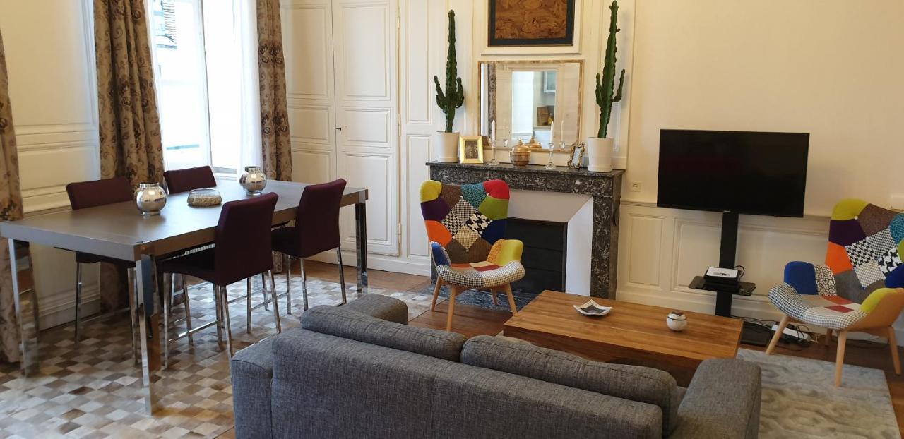 Calme Et Au Coeur Du Centre Historique Apartment Бурж Екстериор снимка