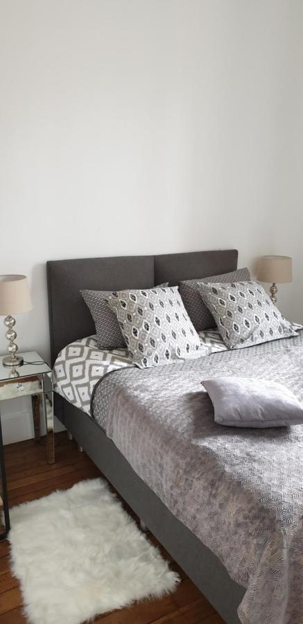 Calme Et Au Coeur Du Centre Historique Apartment Бурж Екстериор снимка